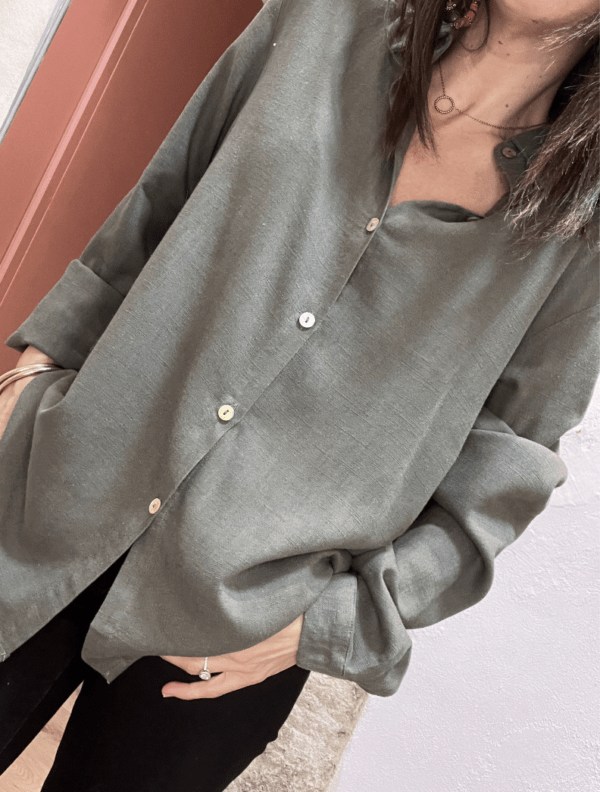 Chemise basique ajustée en lin et en coton ANA kaki – Image 3