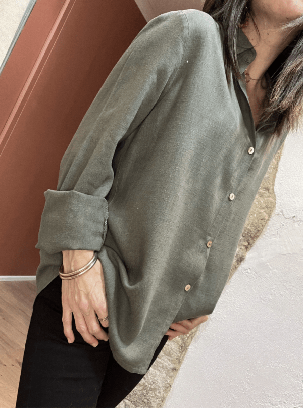 Chemise basique ajustée en lin et en coton ANA kaki – Image 2