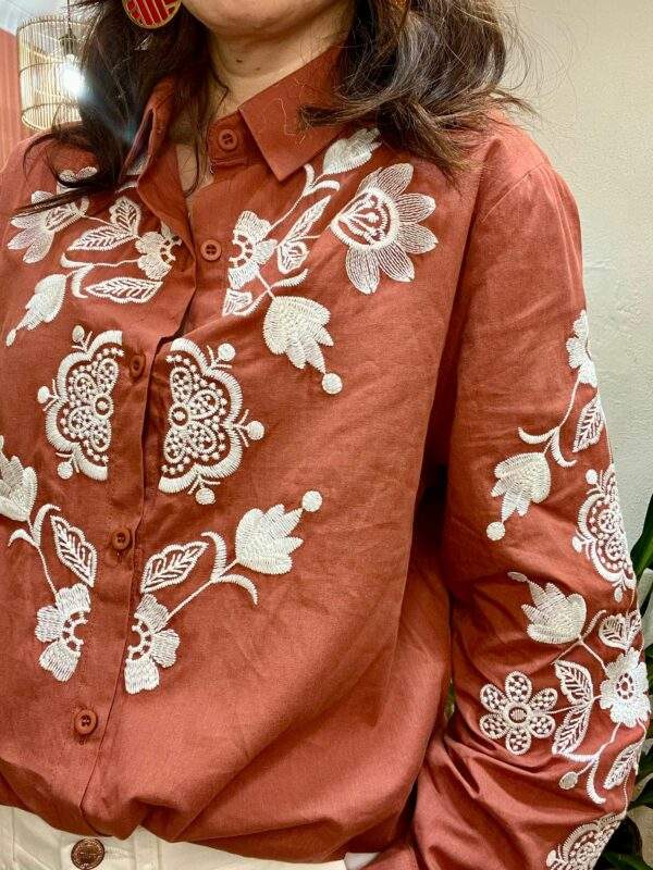 Chemise brodée en coton SARAH terracotta – Image 2