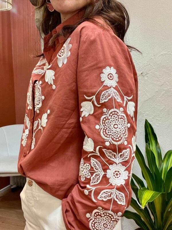Chemise brodée en coton SARAH terracotta – Image 4
