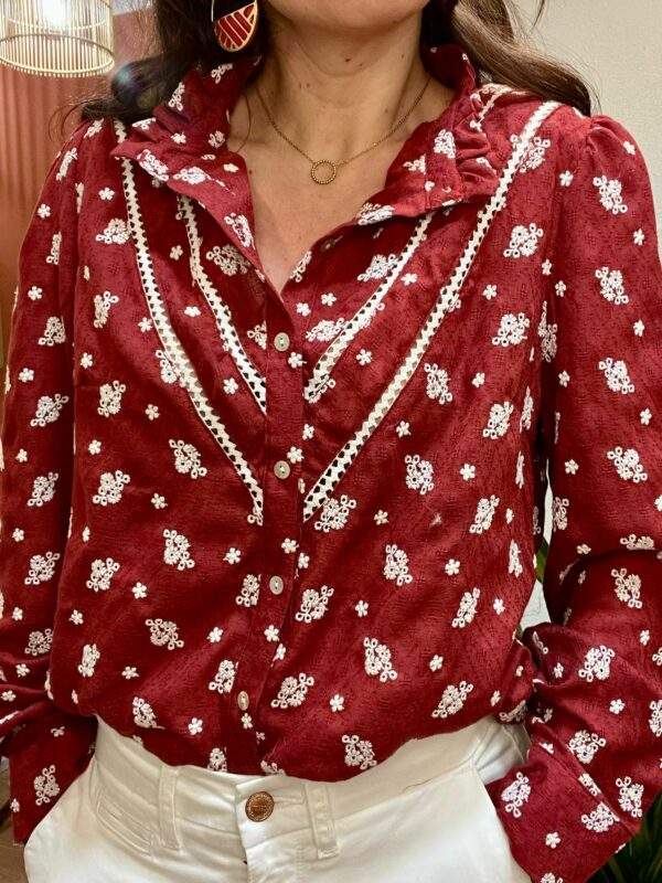 Chemise en coton brodé avec détails en dentelle MOLLIE rouge – Image 3