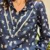 Chemise en coton brodé avec détails en dentelle MOLLIE bleue – Image 2