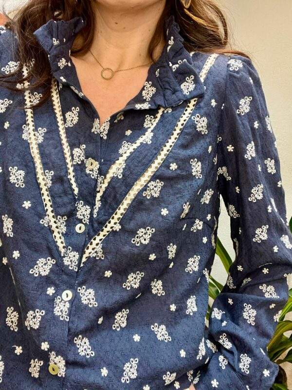 Chemise en coton brodé avec détails en dentelle MOLLIE bleue – Image 2