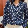 Chemise en coton brodé avec détails en dentelle MOLLIE bleue – Image 3