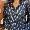 Chemise en coton brodé avec détails en dentelle MOLLIE bleue