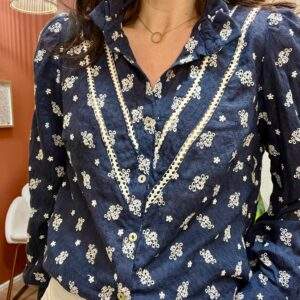 Chemise en coton brodé avec détails en dentelle MOLLIE bleue