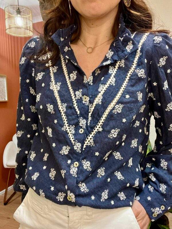 Chemise en coton brodé avec détails en dentelle MOLLIE bleue