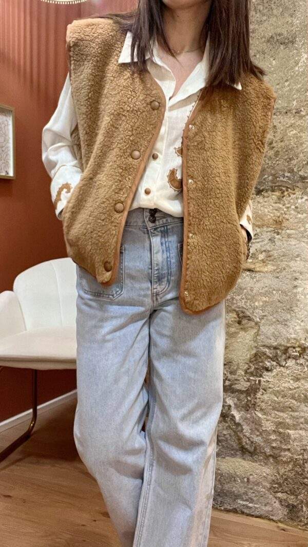 Gilet sans manches en mouton bouclette ALI camel – Image 3