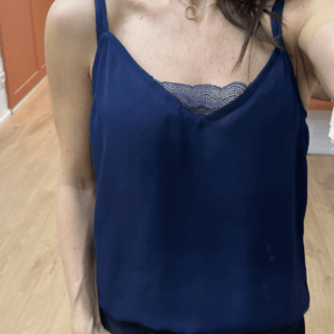 Caraco bleu marine JOSY – Débardeur avec dentelle – Bretelles ajustables – Finition boutons au dos