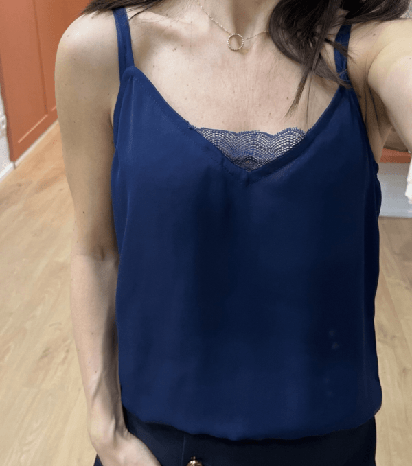 Caraco bleu marine JOSY – Débardeur avec dentelle – Bretelles ajustables – Finition boutons au dos