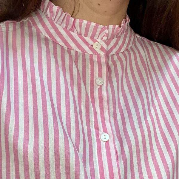 Chemise rayée rose – BLANDINE – Détails chic – Look casual féminin – Image 4