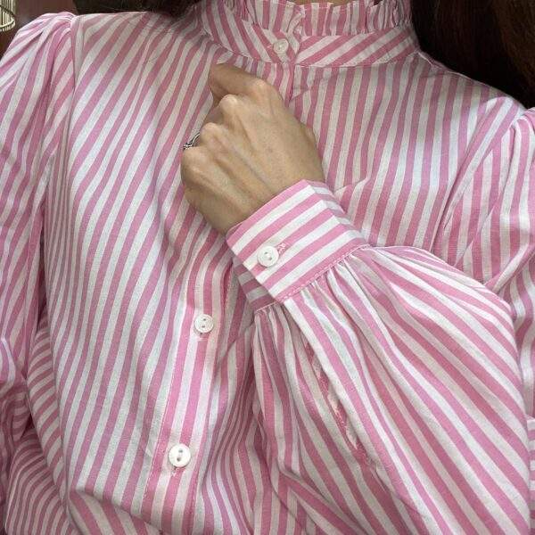 Chemise rayée rose – BLANDINE – Détails chic – Look casual féminin – Image 3