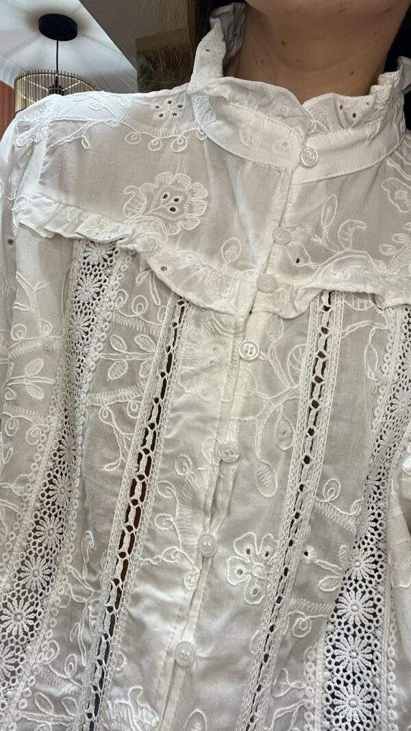Chemise blanche IRIS – Broderie anglaise & détails délicats – Image 2