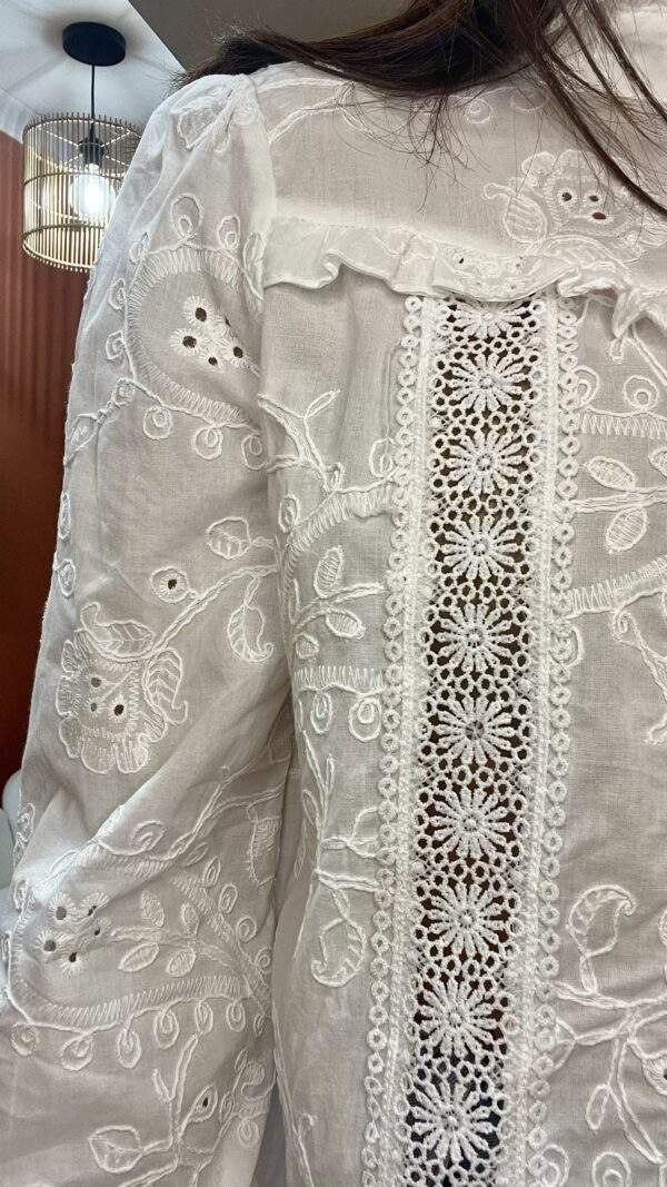 Chemise blanche IRIS – Broderie anglaise & détails délicats – Image 3