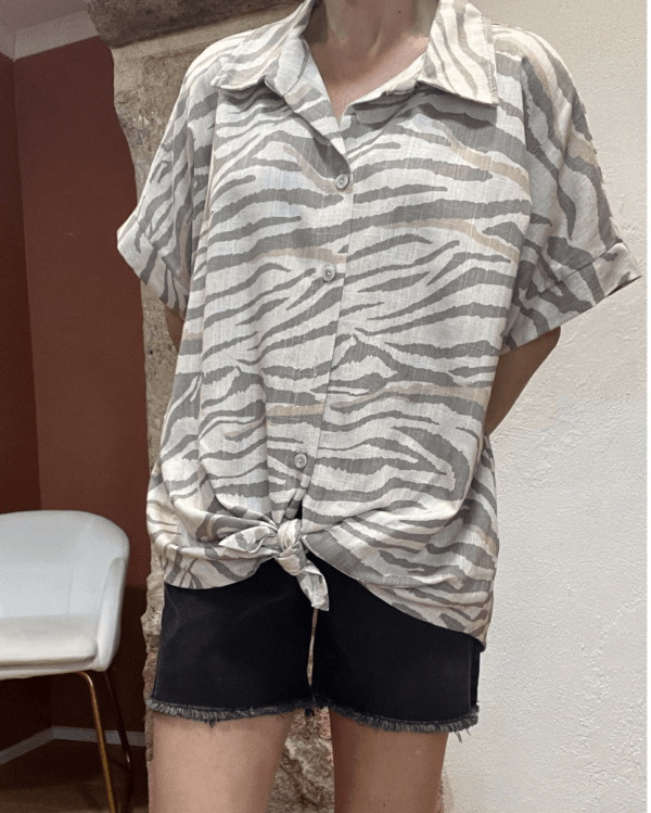 Chemise en lin SAFARI imprimé zébré – coupe loose à nouer – fabrication italienne – Image 2