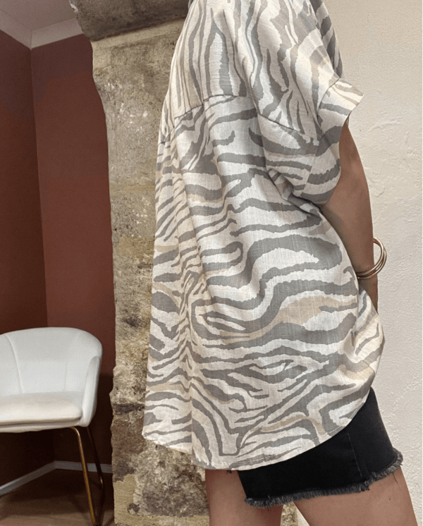 Chemise en lin SAFARI imprimé zébré – coupe loose à nouer – fabrication italienne – Image 3