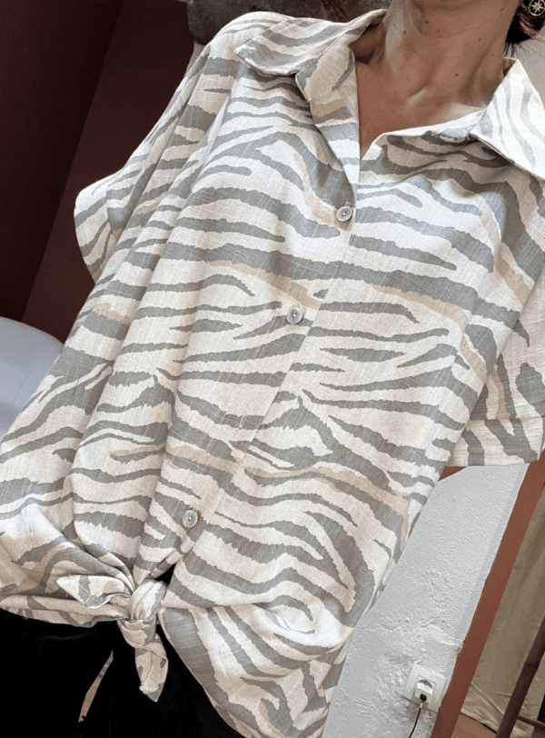 Chemise en lin SAFARI imprimé zébré – coupe loose à nouer – fabrication italienne