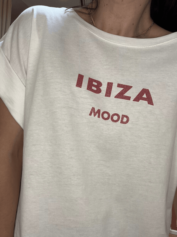 T-shirt oversize blanc IBIZA MOOD – coupe loose et inscription pailletée rouge – Image 2