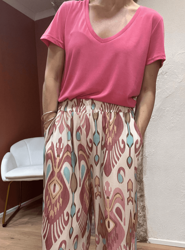 T-shirt cupro col V GASPARD fuchsia – basique élégant à manches courtes – Image 3