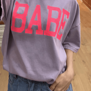 T-shirt BABE – Lilas délavé – Coupe oversize – Made for Cool Girls