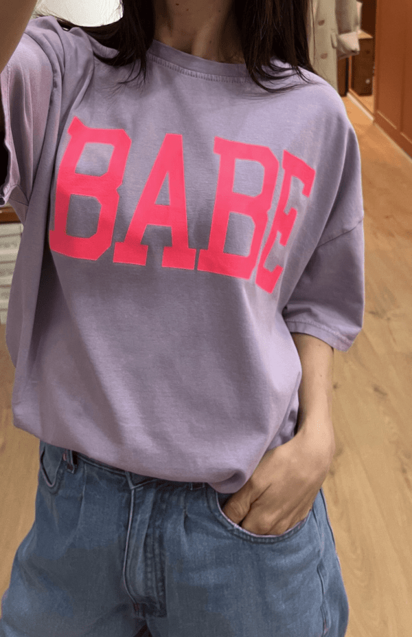 T-shirt BABE – Lilas délavé – Coupe oversize – Made for Cool Girls