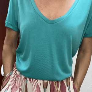 T-shirt cupro col V GASPARD turquoise – basique élégant à manches courtes