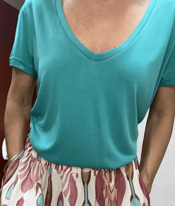 T-shirt cupro col V GASPARD turquoise – basique élégant à manches courtes
