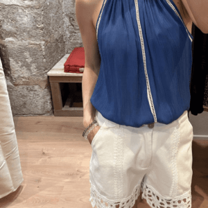 Top SUZIA – Bleu indigo – Col officier ajouré – Viscose fluide