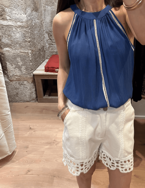 Top SUZIA – Bleu indigo – Col officier ajouré – Viscose fluide