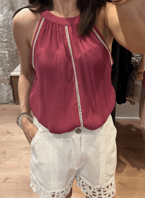 Top SUZIA – Rose framboise – Col officier ajouré – Viscose fluide – Image 2