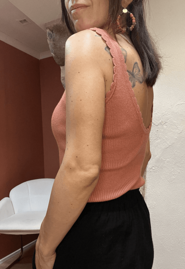 Top côtelé terracotta ALIX – Col arrondi – Style casual chic – Image 2