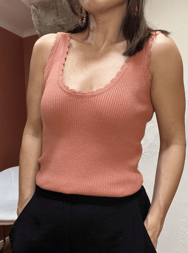 Top côtelé terracotta ALIX – Col arrondi – Style casual chic – Image 3