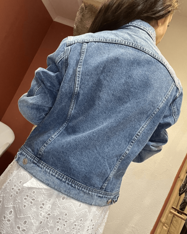 Veste en jean LOUISA – Coupe droite – Denim bleu classique – Image 3