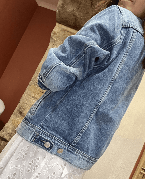 Veste en jean LOUISA – Coupe droite – Denim bleu classique – Image 4