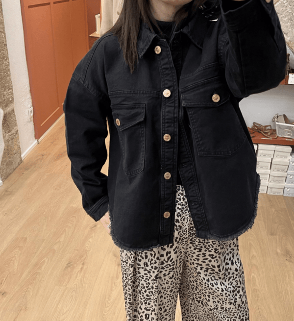Veste en jean ARPIT Black Stoned Used – coupe courte, coton bio GOTS – MUSE Denim – Image 2
