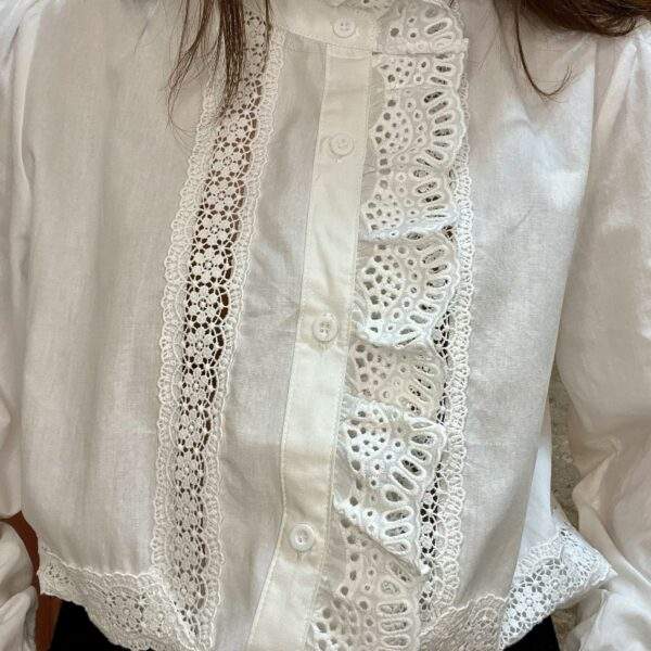 Chemise blanche broderie MADELEINE – Élégance romantique en 100% coton – Image 2