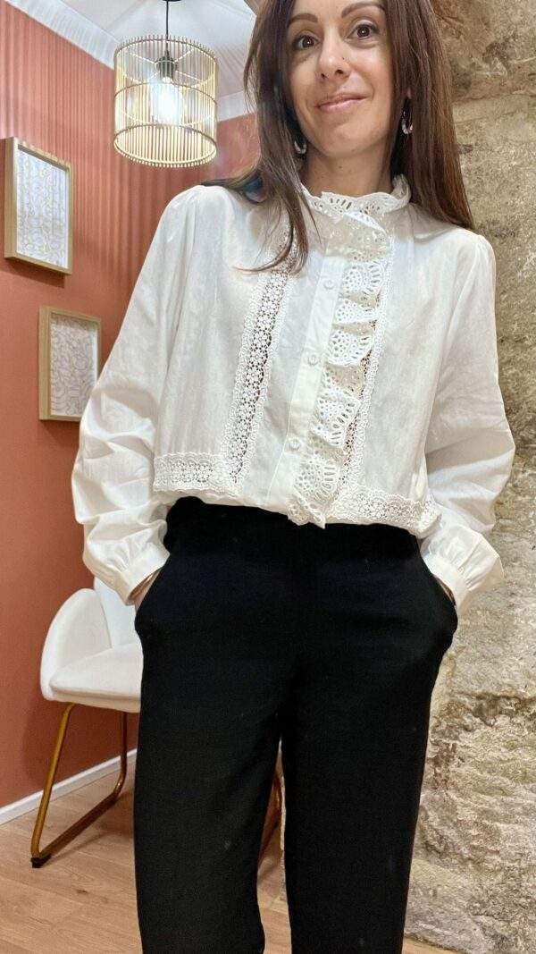 Chemise blanche broderie MADELEINE – Élégance romantique en 100% coton – Image 6