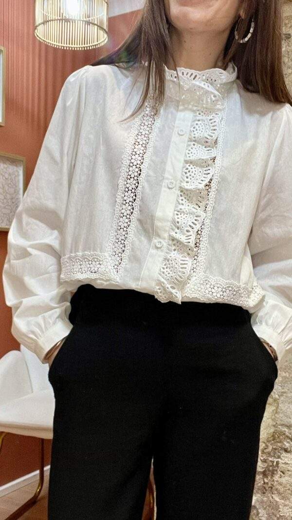 Chemise blanche broderie MADELEINE – Élégance romantique en 100% coton – Image 5