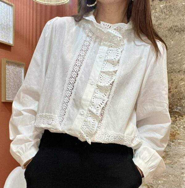 Chemise blanche broderie MADELEINE – Élégance romantique en 100% coton – Image 4