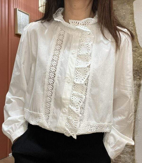 Chemise blanche broderie MADELEINE – Élégance romantique en 100% coton – Image 3