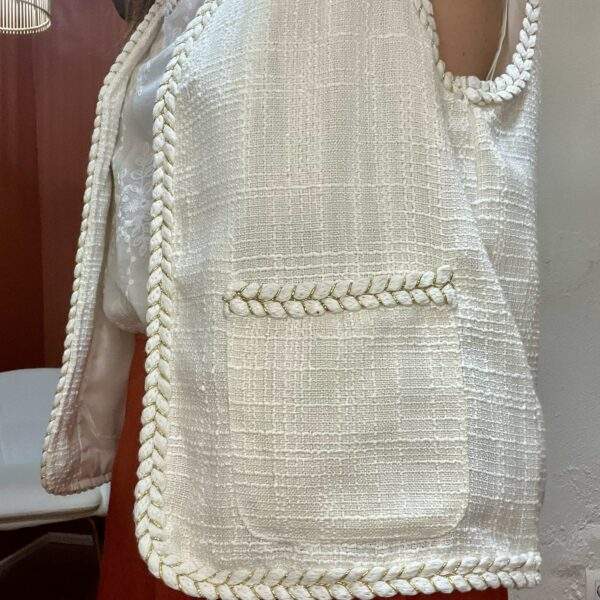 Gilet sans manches CAMILLA blanc – L’élégance texturée – Image 2