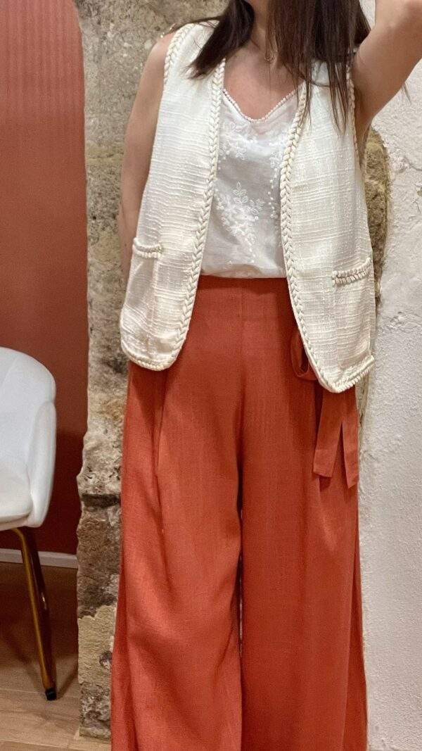 Gilet sans manches CAMILLA blanc – L’élégance texturée – Image 3