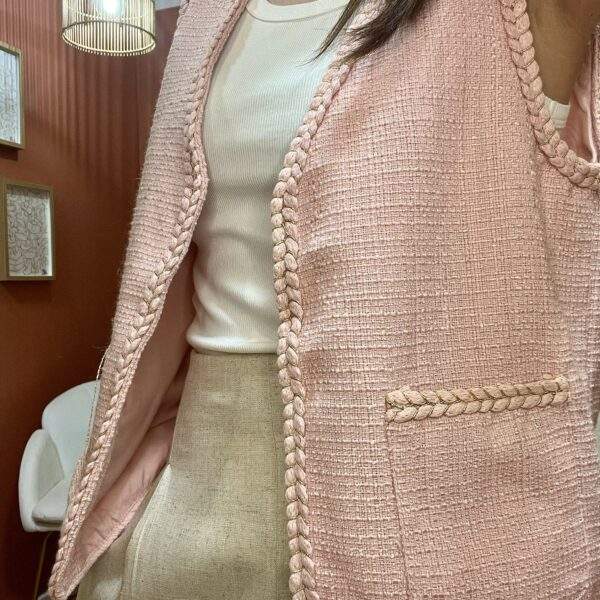 Gilet sans manches CAMILLA rose – Le twist féminin et raffiné – Image 3