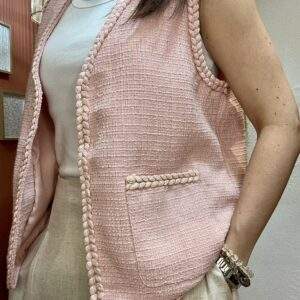 Gilet sans manches CAMILLA rose – Le twist féminin et raffiné