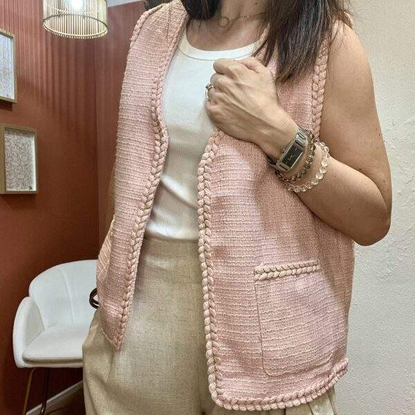 Gilet sans manches CAMILLA rose – Le twist féminin et raffiné – Image 2