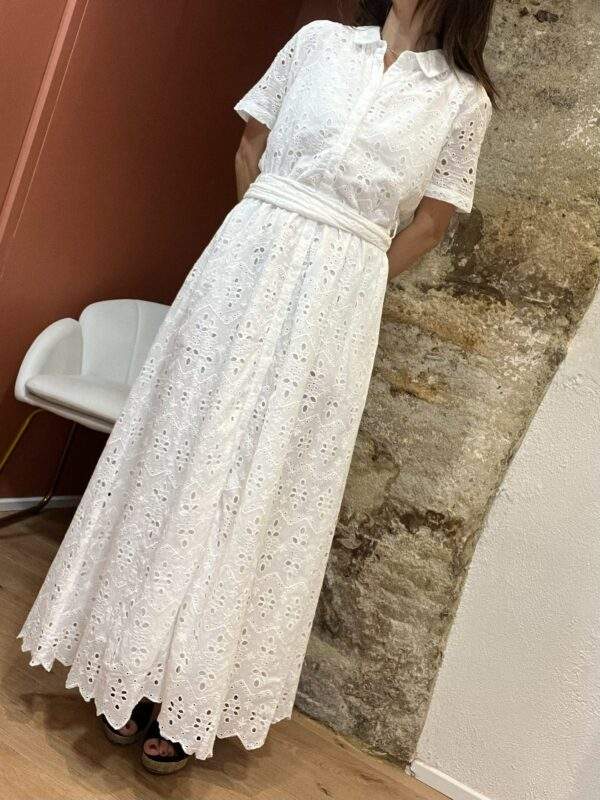 Robe longue brodée – TERRA – Blanche – Élégance estivale – Image 5