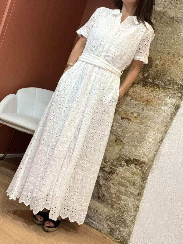 Robe longue brodée – TERRA – Blanche – Élégance estivale – Image 4