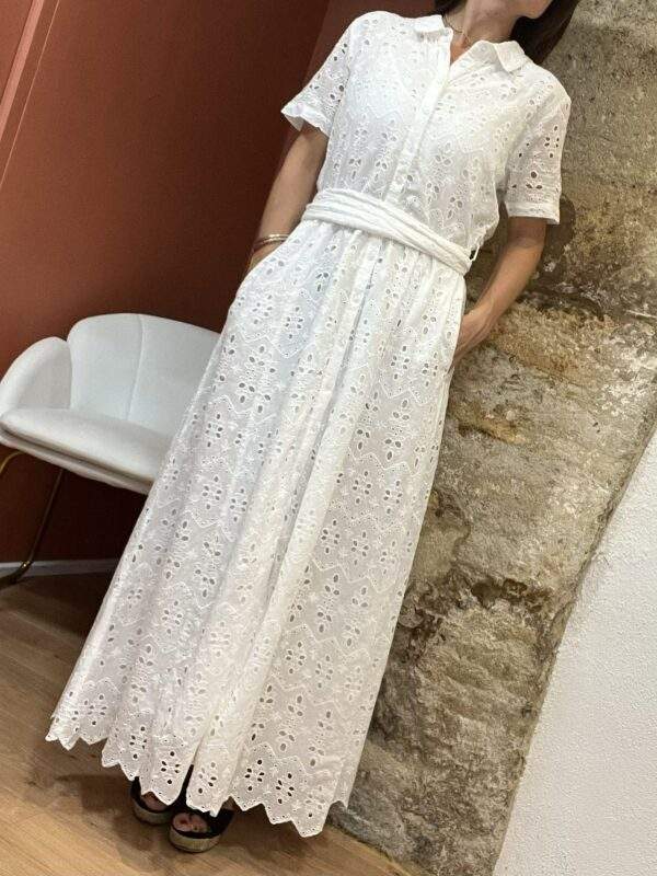 Robe longue brodée – TERRA – Blanche – Élégance estivale – Image 3