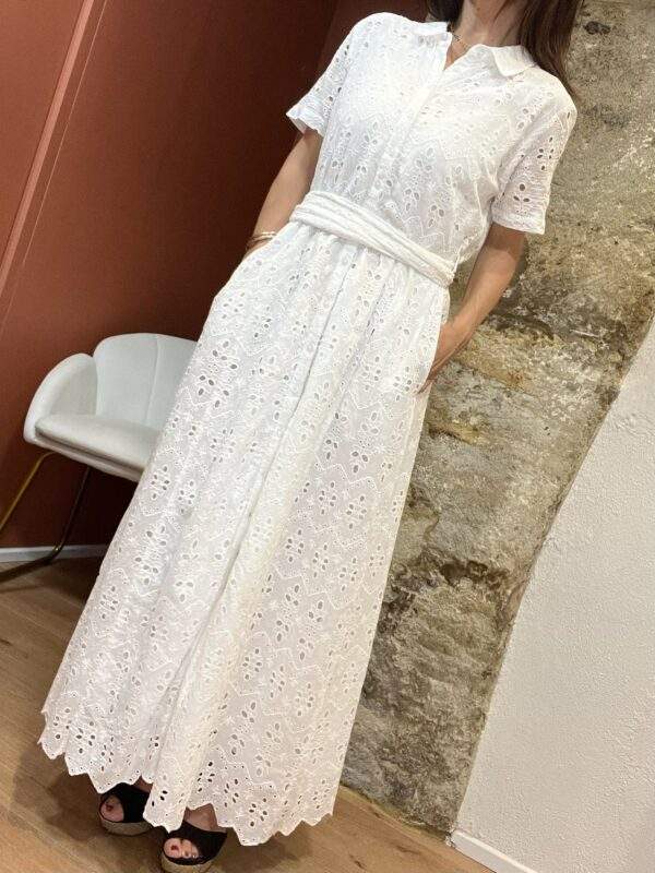 Robe longue brodée – TERRA – Blanche – Élégance estivale – Image 2