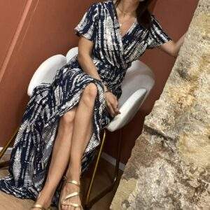 Robe longue tie and dye bleu & blanc – ISABELLE – Coupe cache-cœur – Élégance fluide